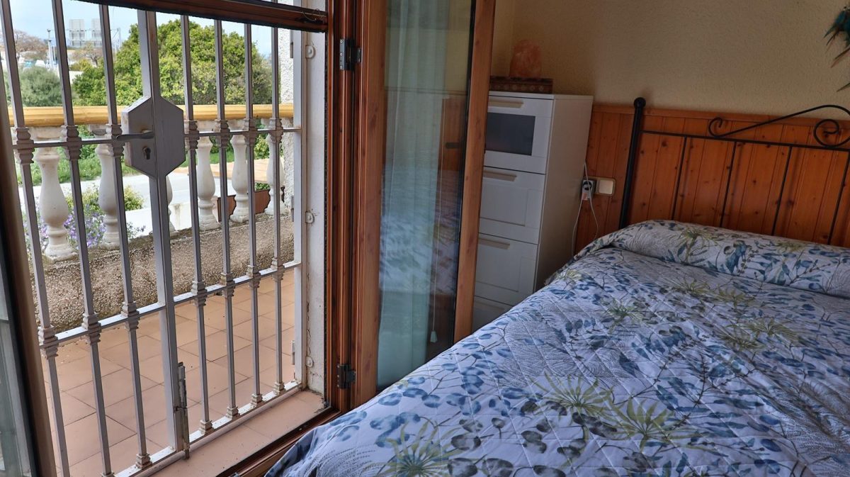 Pareado con gran potencial en Guadalmar – amplio exterior, estudio independiente y acceso a piscina — Foto 14