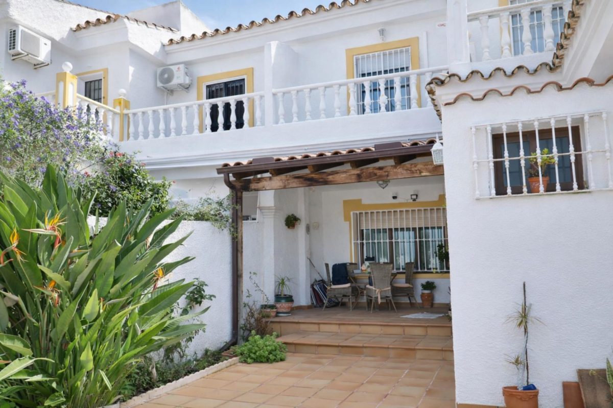 Pareado con gran potencial en Guadalmar – amplio exterior, estudio independiente y acceso a piscina — Foto 4