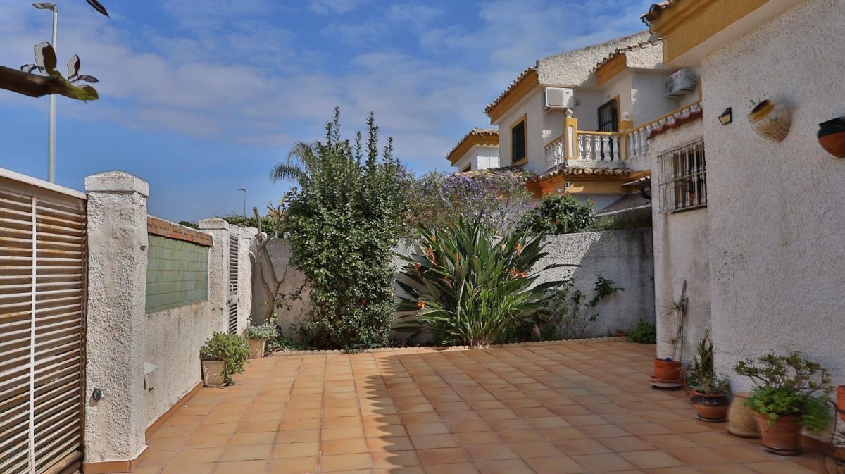 Pareado con gran potencial en Guadalmar – amplio exterior, estudio independiente y acceso a piscina — Foto 6