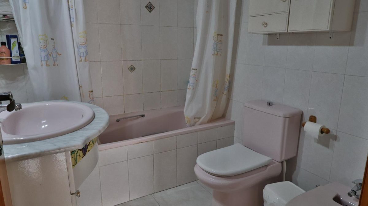 Pareado con gran potencial en Guadalmar – amplio exterior, estudio independiente y acceso a piscina — Foto 16