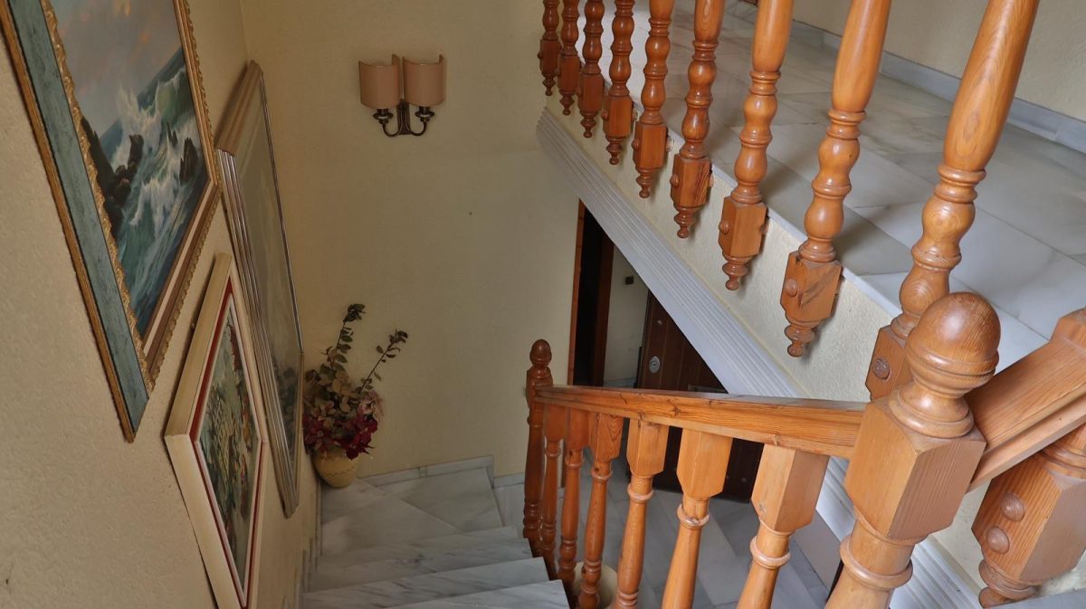 Pareado con gran potencial en Guadalmar – amplio exterior, estudio independiente y acceso a piscina — Foto 15