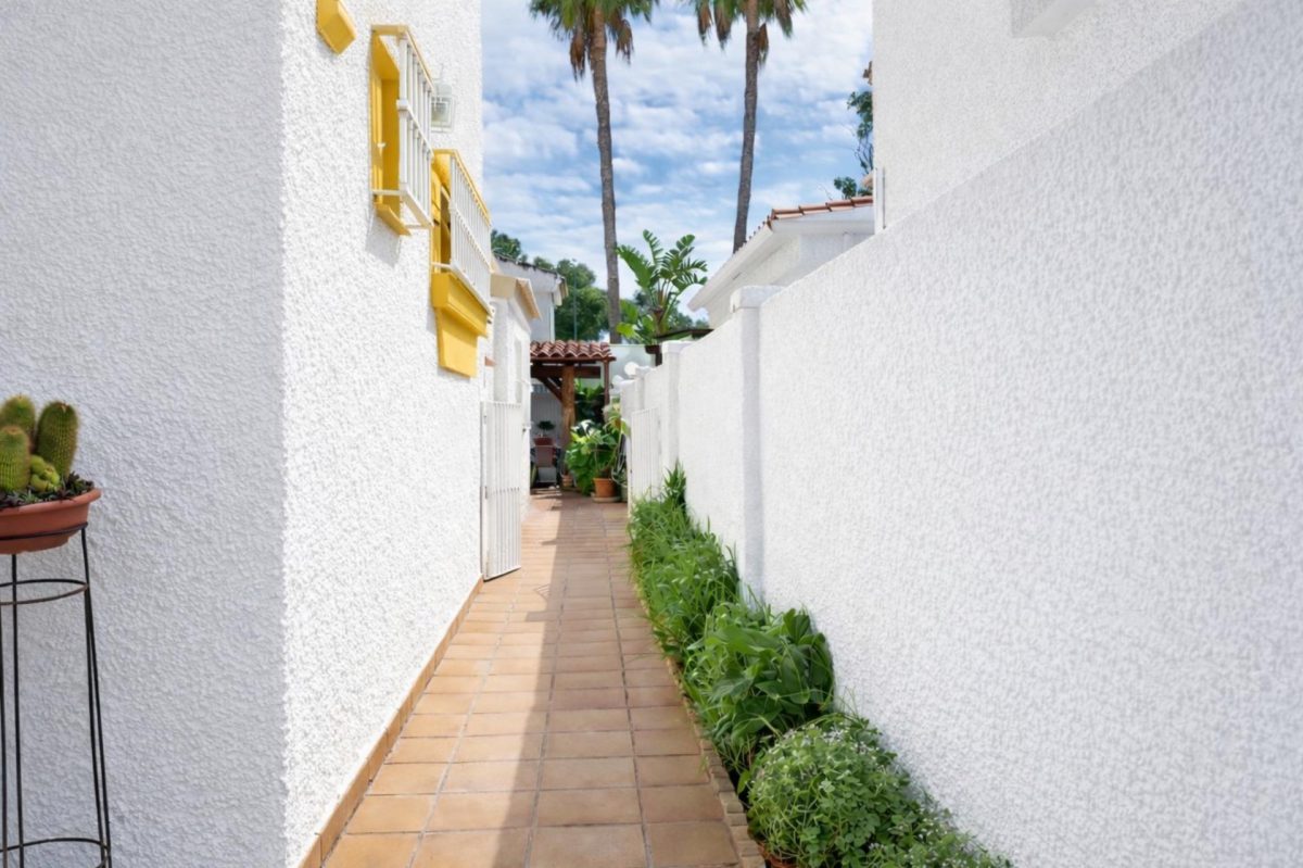 Pareado con gran potencial en Guadalmar – amplio exterior, estudio independiente y acceso a piscina — Foto 18