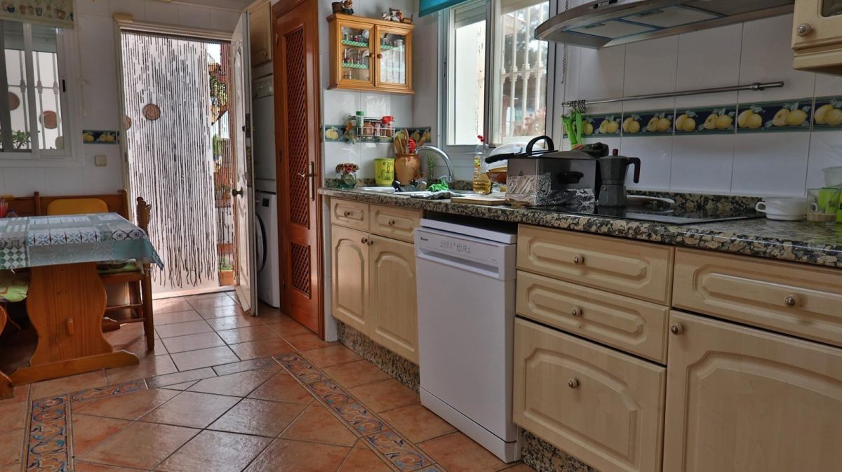Pareado con gran potencial en Guadalmar – amplio exterior, estudio independiente y acceso a piscina — Foto 10