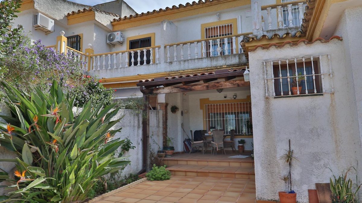 Pareado con gran potencial en Guadalmar – amplio exterior, estudio independiente y acceso a piscina — Foto 5
