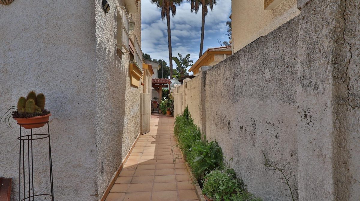 Pareado con gran potencial en Guadalmar – amplio exterior, estudio independiente y acceso a piscina — Foto 19