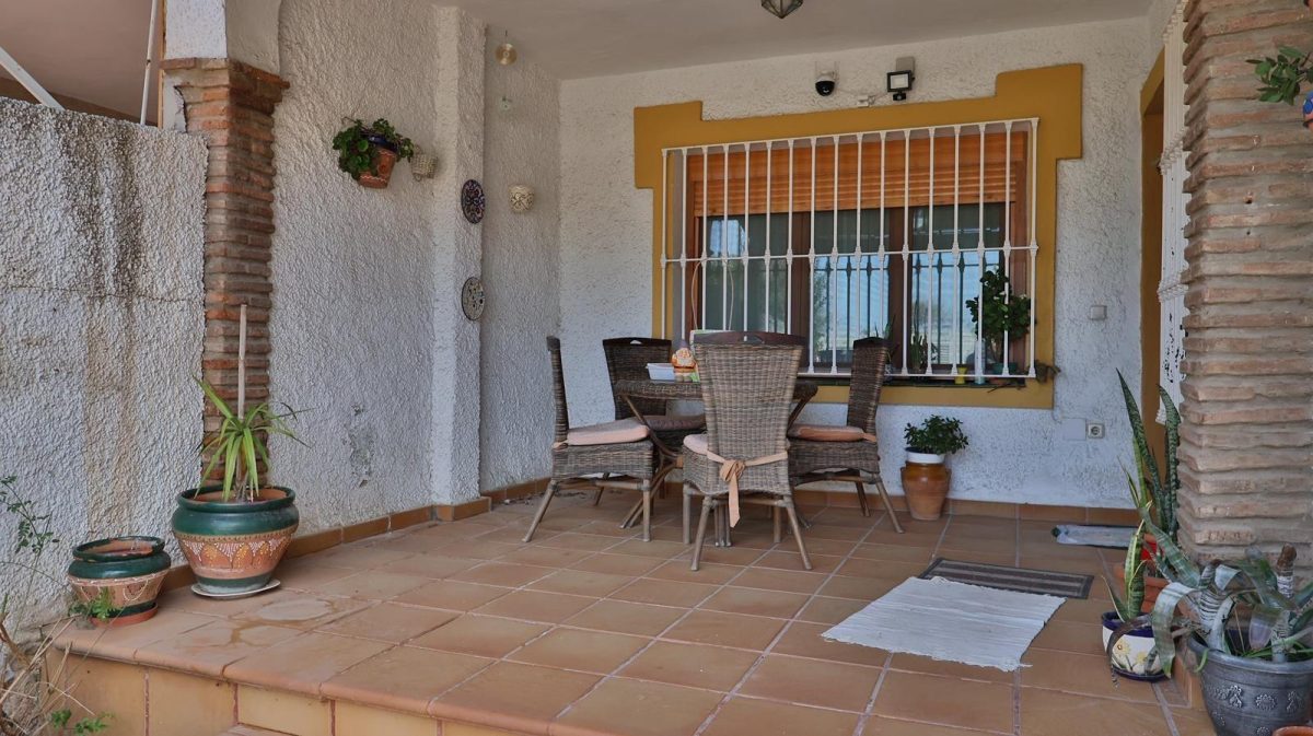 Pareado con gran potencial en Guadalmar – amplio exterior, estudio independiente y acceso a piscina — Foto 30