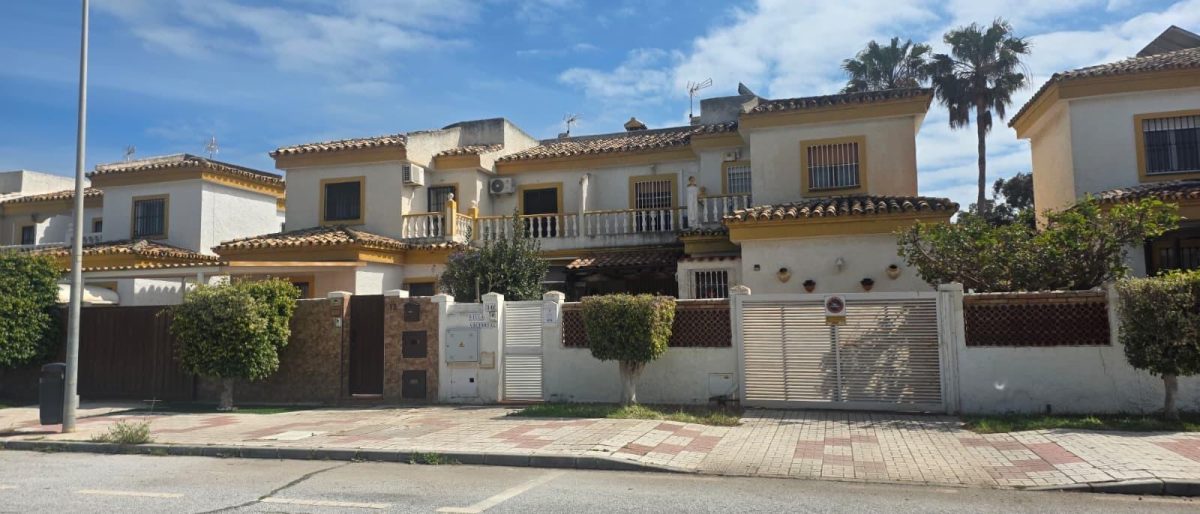 Pareado con gran potencial en Guadalmar – amplio exterior, estudio independiente y acceso a piscina — Foto 3