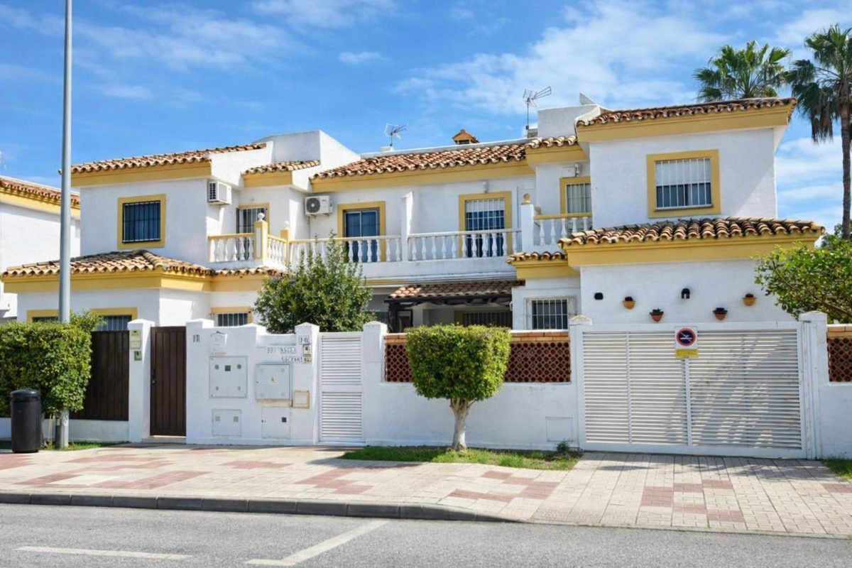 Pareado con gran potencial en Guadalmar – amplio exterior, estudio independiente y acceso a piscina — Foto 2