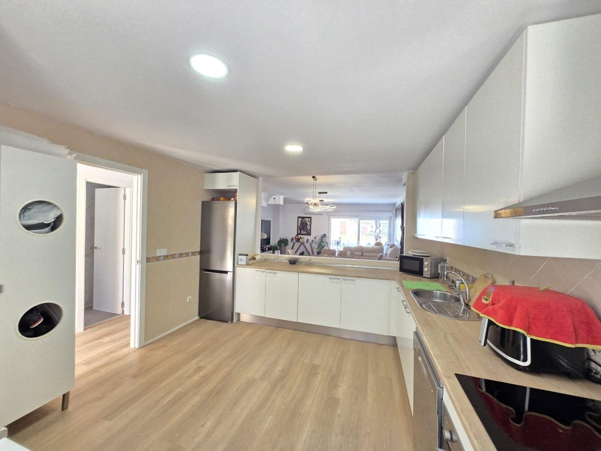 Los Boliches - Gran Adosada 4 Dormitorios, Piscina, Parking y Trastero Fuengirola — Foto 6