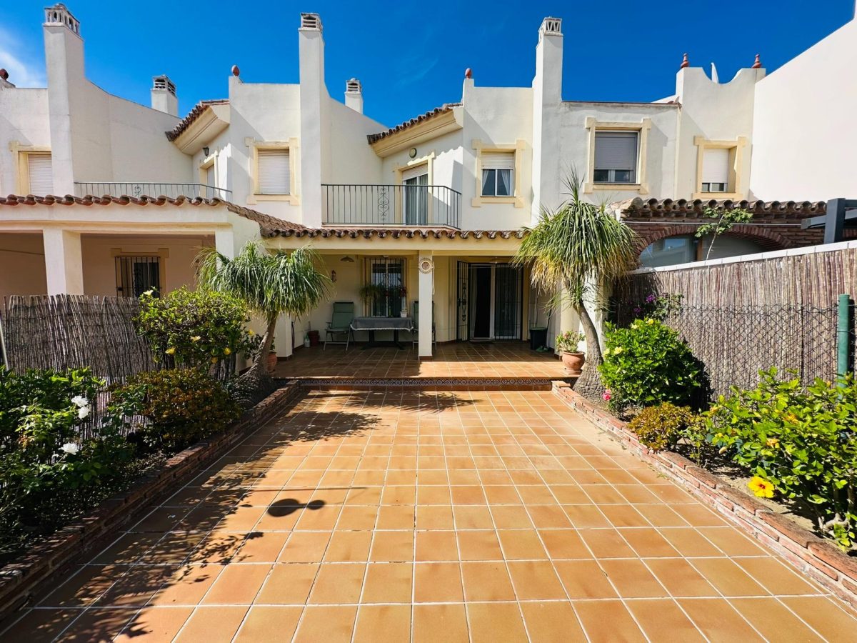 La Sierrezuela - Adosada de 2 Dormitorios, Garaje Privado, 3 Piscinas, Pista de Padel, Gran Terraza — Foto 1