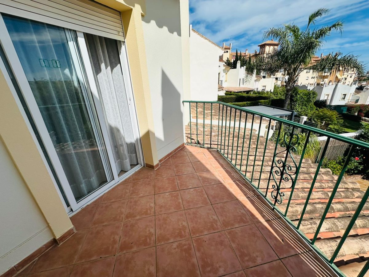 La Sierrezuela - Adosada de 2 Dormitorios, Garaje Privado, 3 Piscinas, Pista de Padel, Gran Terraza — Foto 13