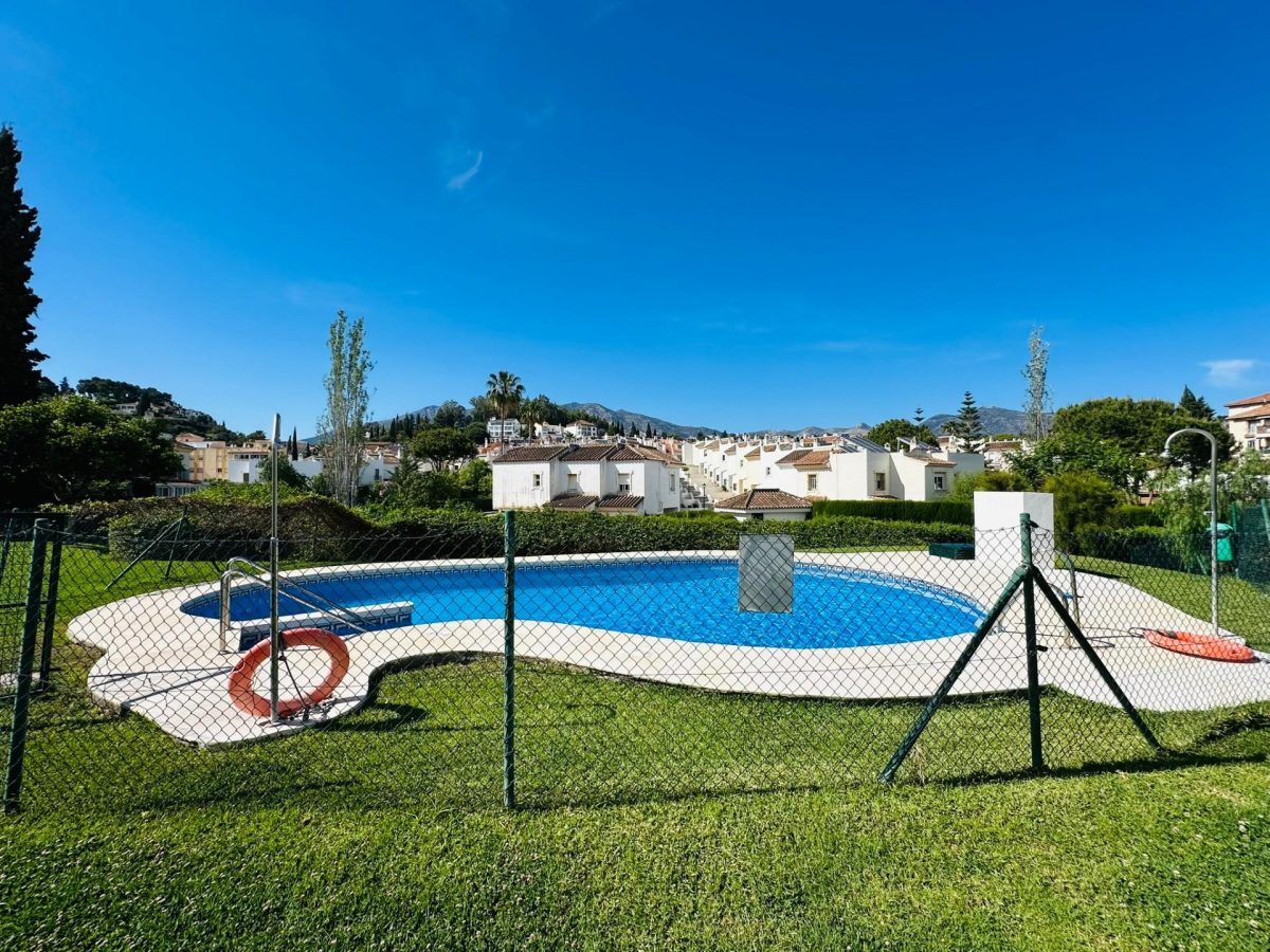 La Sierrezuela - Adosada de 2 Dormitorios, Garaje Privado, 3 Piscinas, Pista de Padel, Gran Terraza — Foto 30