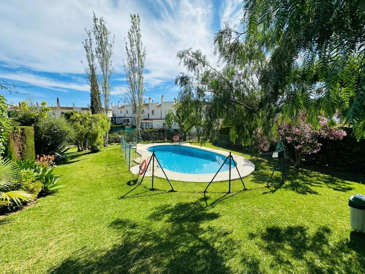 La Sierrezuela - Adosada de 2 Dormitorios, Garaje Privado, 3 Piscinas, Pista de Padel, Gran Terraza — Foto 29