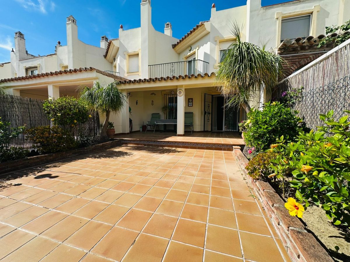 La Sierrezuela - Adosada de 2 Dormitorios, Garaje Privado, 3 Piscinas, Pista de Padel, Gran Terraza — Foto 25