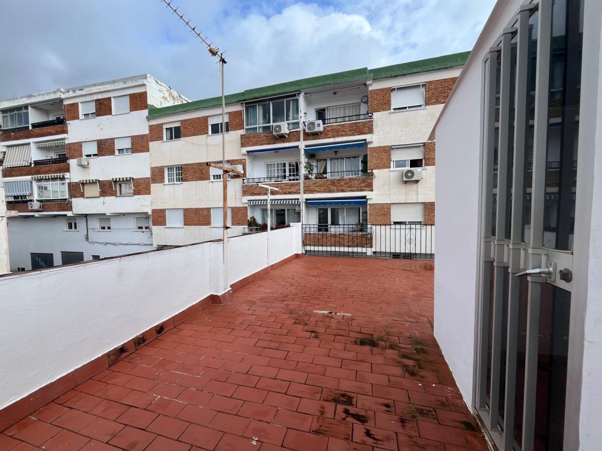 PAREADO EN PLENO CENTRO DE BENALMÁDENA — Foto 29