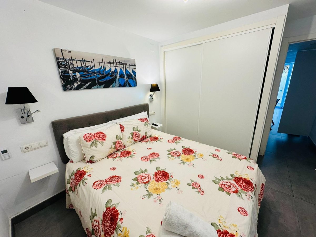 Fuengirola Centro - Coqueto Bajo de 1 Dormitorio Reformado con Patio — Foto 7