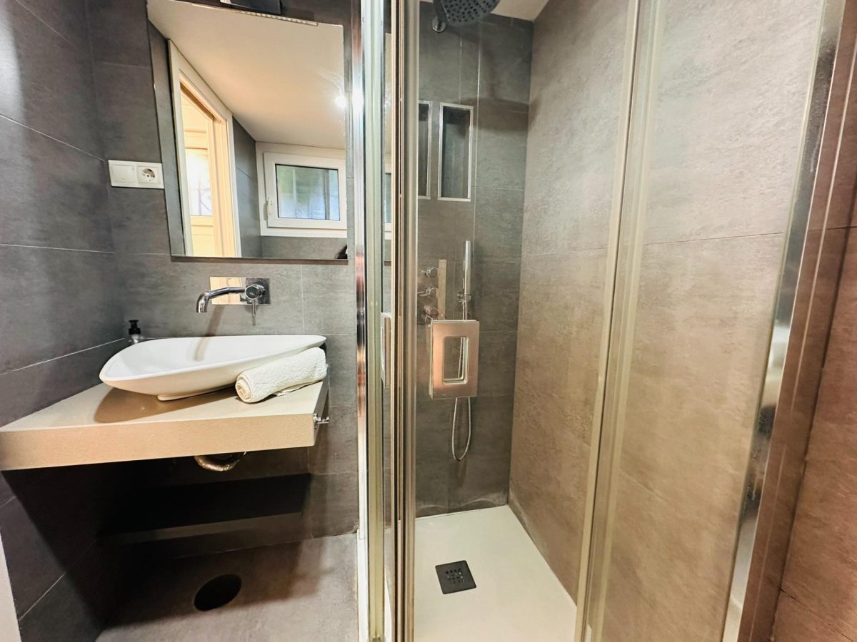 Fuengirola Centro - Coqueto Bajo de 1 Dormitorio Reformado con Patio — Foto 10