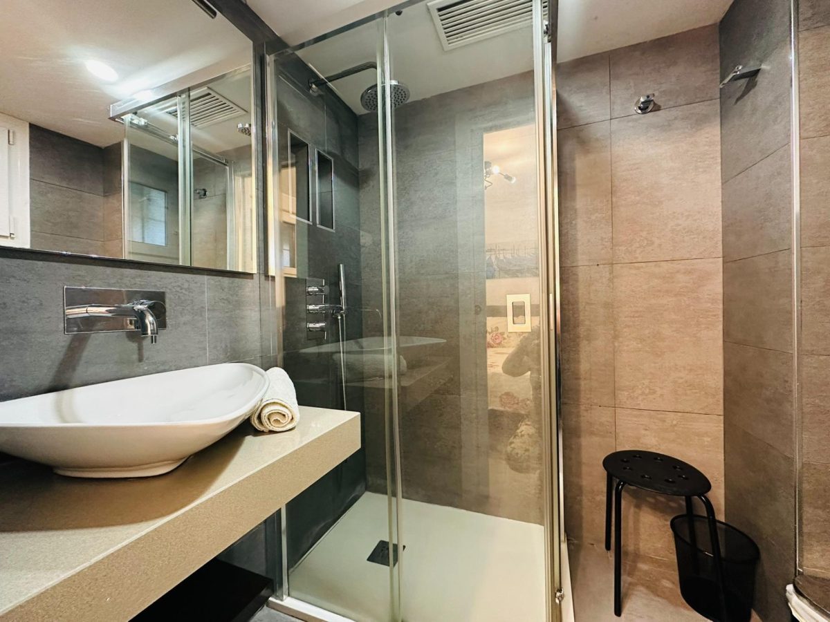 Fuengirola Centro - Coqueto Bajo de 1 Dormitorio Reformado con Patio — Foto 8