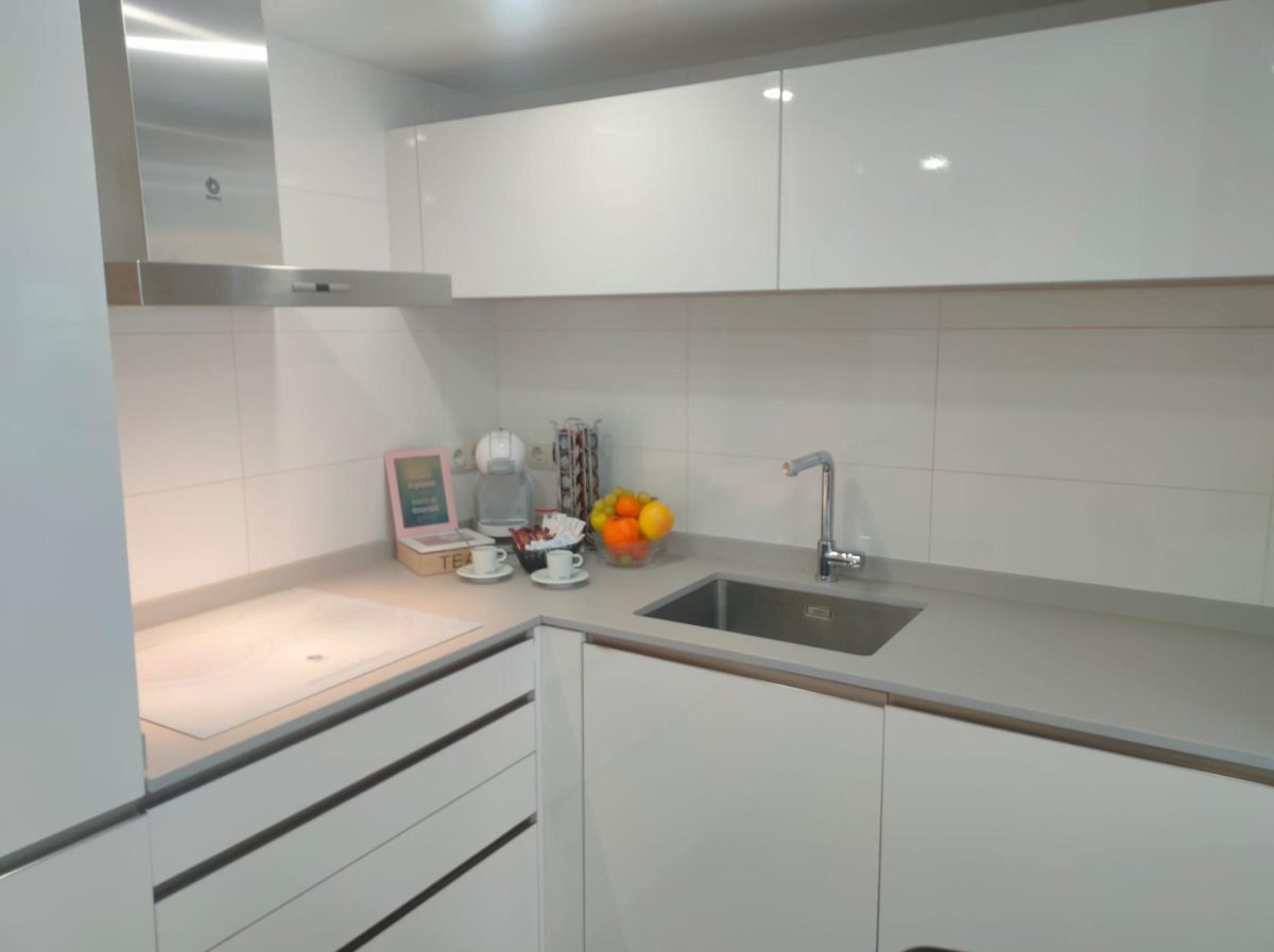 Fuengirola Centro - Coqueto Bajo de 1 Dormitorio Reformado con Patio — Foto 6
