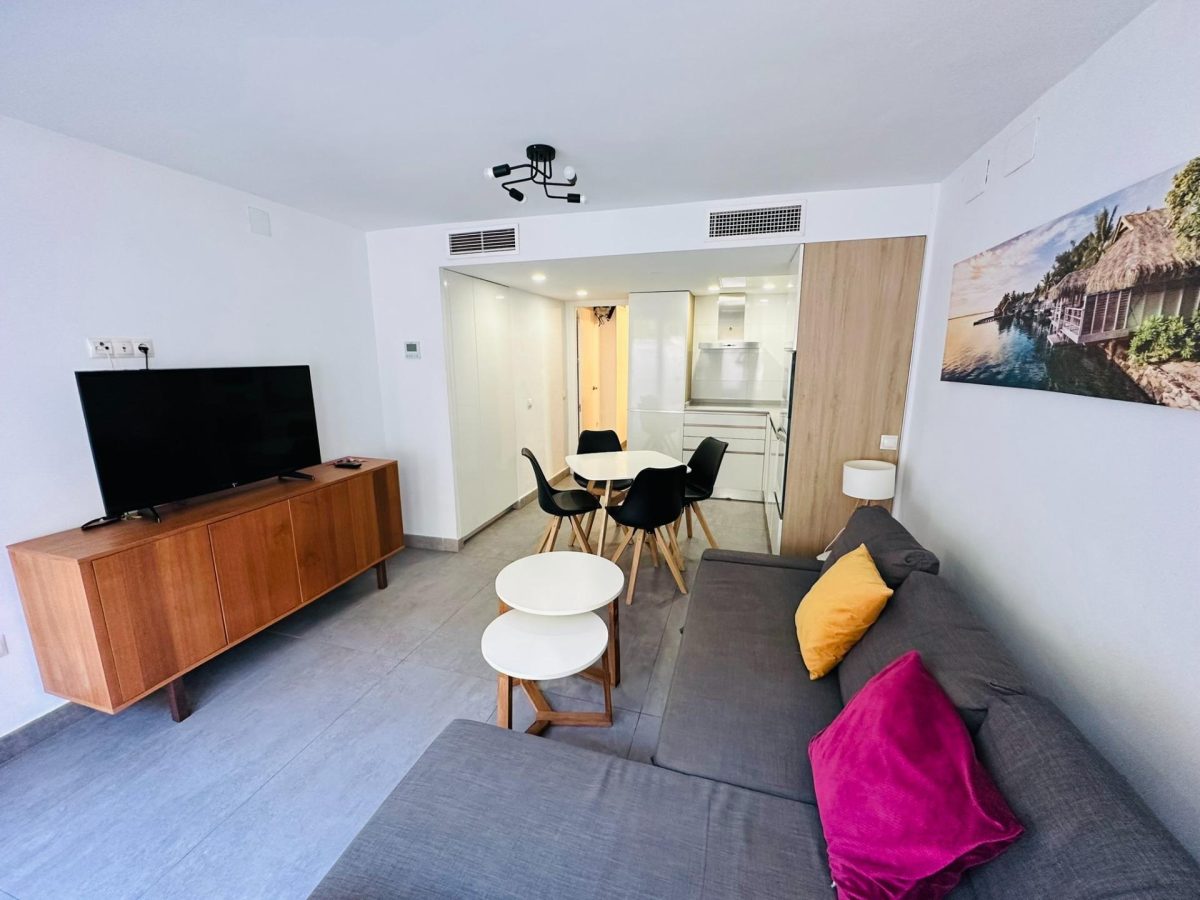 Fuengirola Centro - Coqueto Bajo de 1 Dormitorio Reformado con Patio — Foto 5