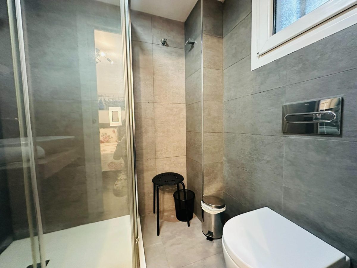 Fuengirola Centro - Coqueto Bajo de 1 Dormitorio Reformado con Patio — Foto 9