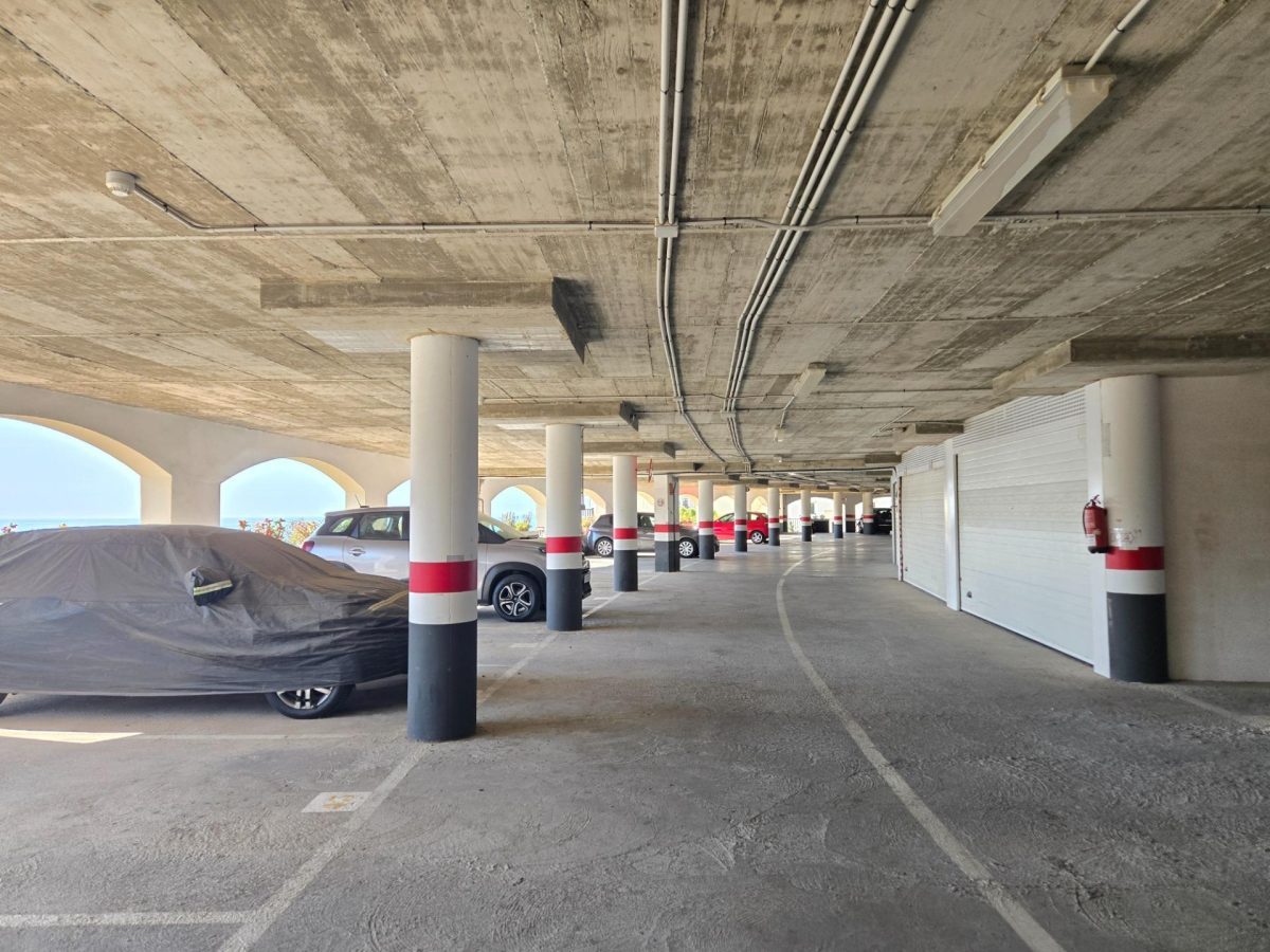 Carvajal - Dos Amplias plazas de parking cerradas con puerta automática — Foto 4