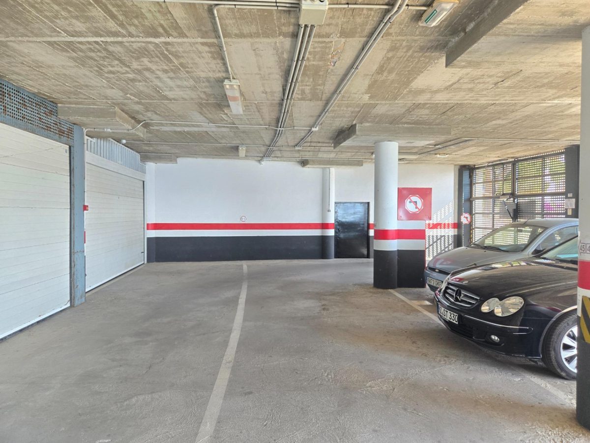 Carvajal - Dos Amplias plazas de parking cerradas con puerta automática — Foto 3