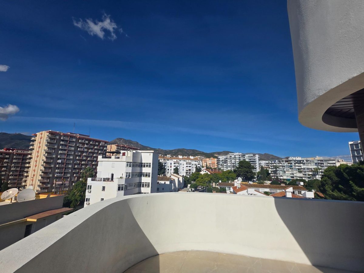 Benalmádena - Espectacular Dúplex a Estrenar, 2 Dormitorios, Vistas al Mar, Garaje y Piscina. — Foto 18