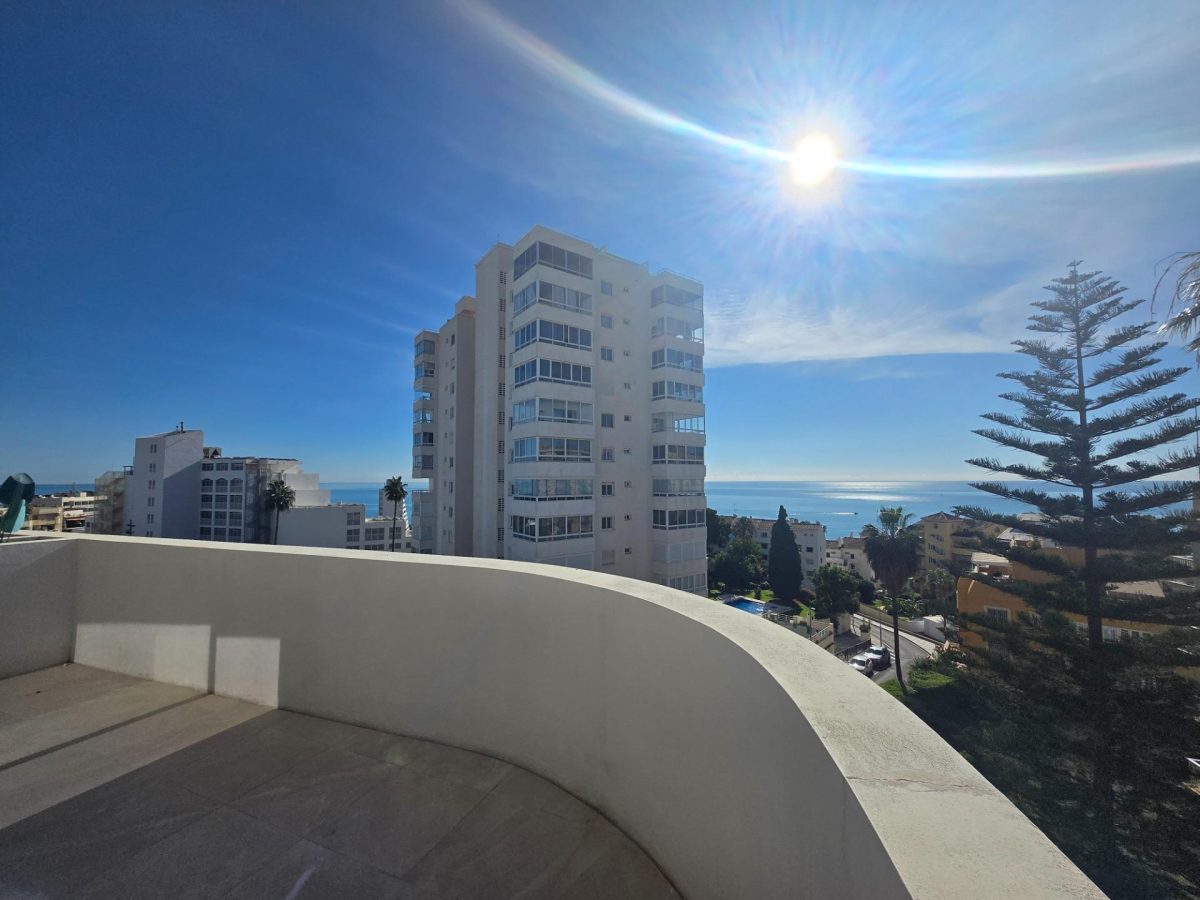 Benalmádena - Espectacular Dúplex a Estrenar, 2 Dormitorios, Vistas al Mar, Garaje y Piscina. — Foto 2