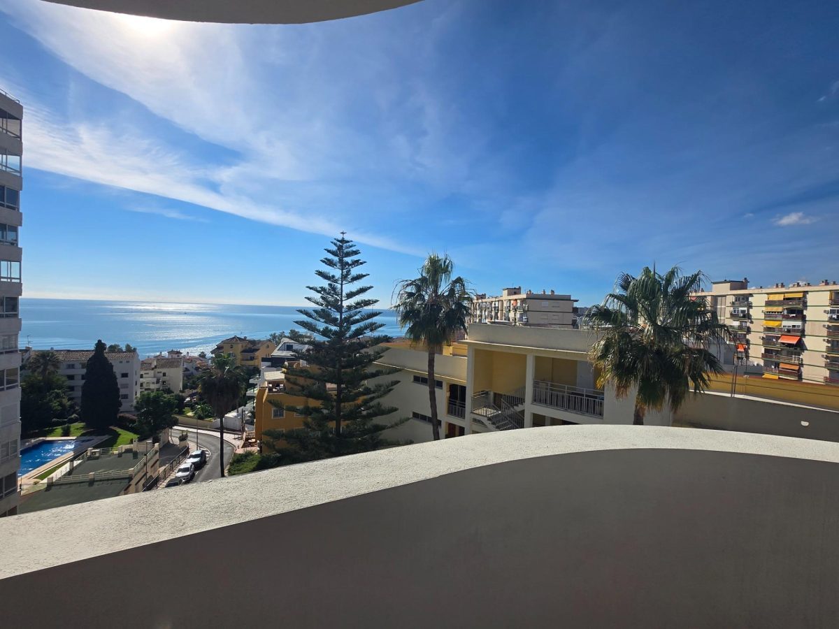 Benalmádena - Espectacular Dúplex a Estrenar, 2 Dormitorios, Vistas al Mar, Garaje y Piscina. — Foto 16