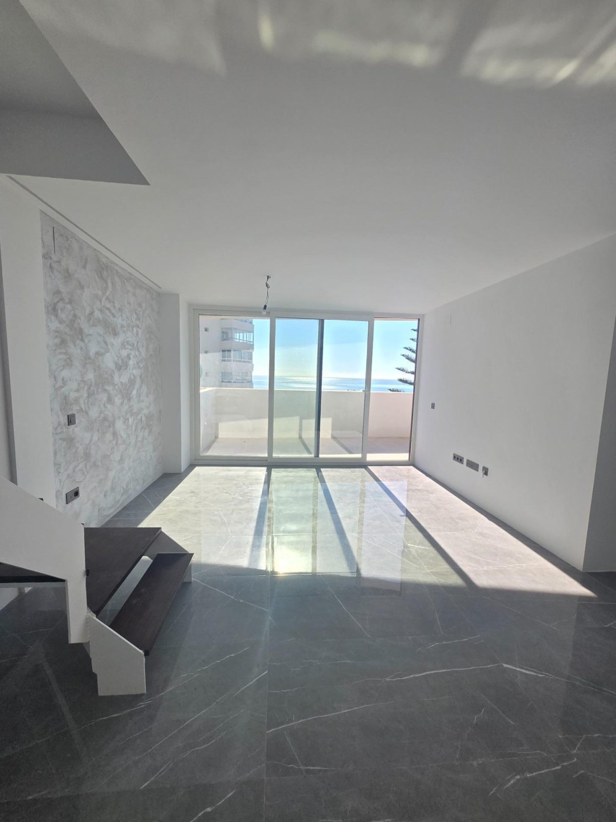 Benalmádena - Espectacular Dúplex a Estrenar, 2 Dormitorios, Vistas al Mar, Garaje y Piscina. — Foto 4