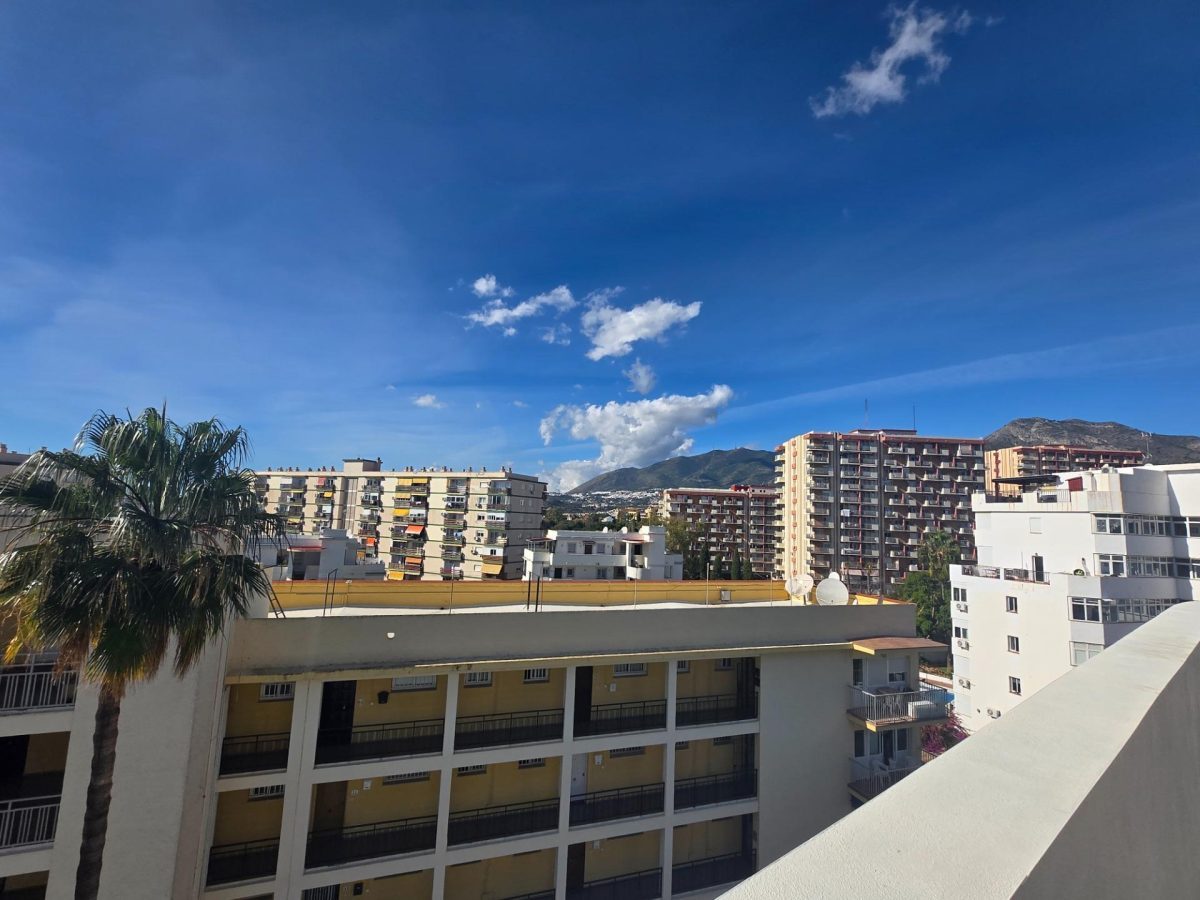 Benalmádena - Espectacular Dúplex a Estrenar, 2 Dormitorios, Vistas al Mar, Garaje y Piscina. — Foto 17