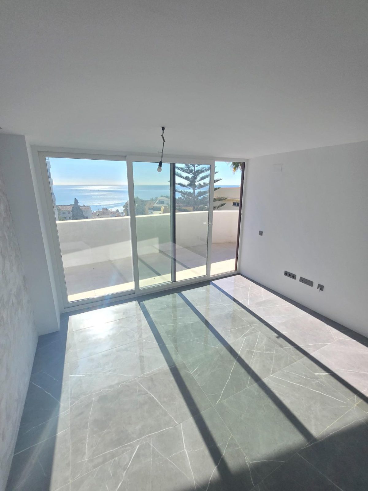 Benalmádena - Espectacular Dúplex a Estrenar, 2 Dormitorios, Vistas al Mar, Garaje y Piscina. — Foto 12