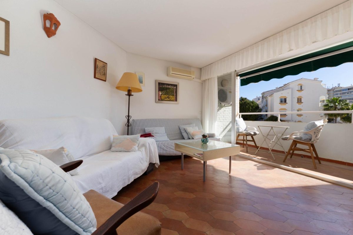 Apartamento con terraza y piscina a diez minutos del mar, en Torreblanca — Foto 5