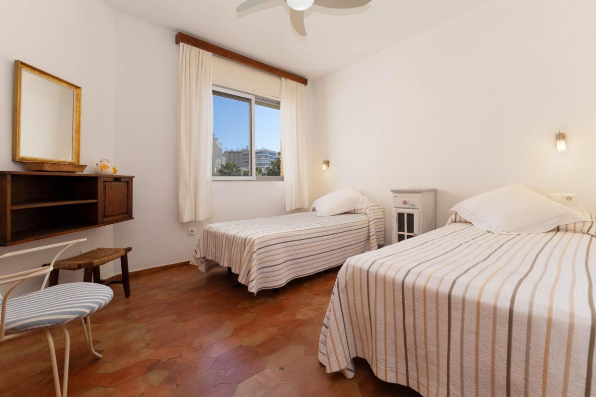 Apartamento con terraza y piscina a diez minutos del mar, en Torreblanca — Foto 14