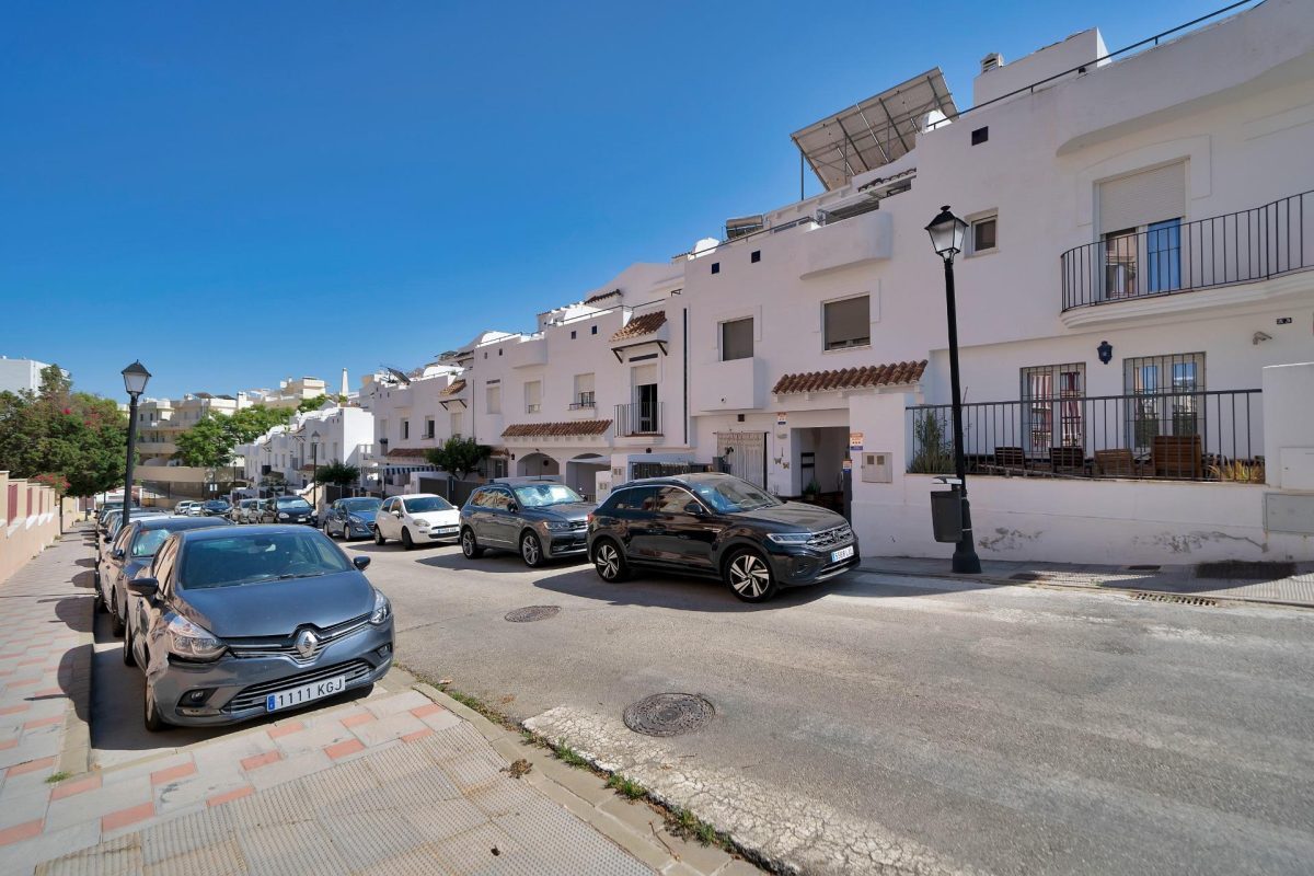 Adosado de Ensueño en Torreblanca: Luz, Espacio y Confort — Foto 12