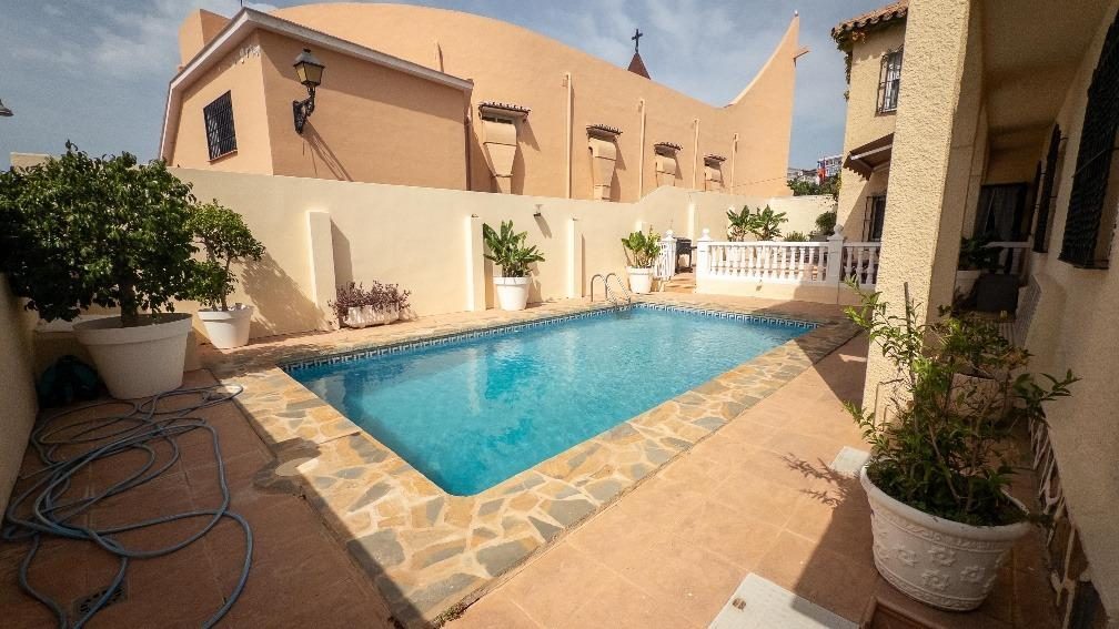 Benalmádena - Villa Reformada, 6 dormitorios, Piscina, Parking, Trastero — Foto 1