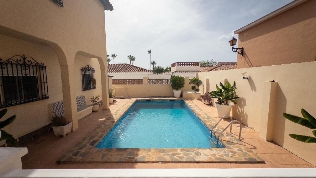 Benalmádena - Villa Reformada, 6 dormitorios, Piscina, Parking, Trastero — Foto 2