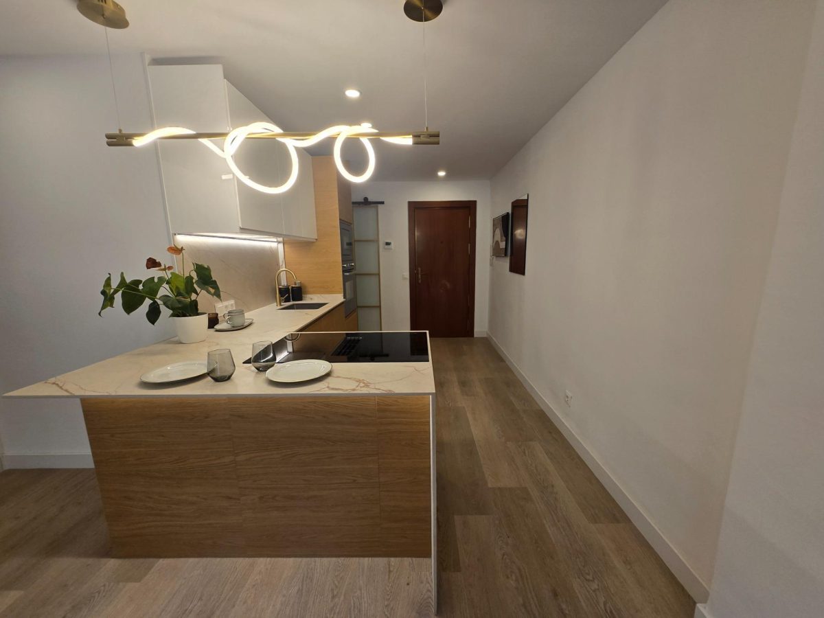 Fuengirola, Piso Reformado, 3 dormitorios, Garaje, Céntrico, Luminoso. — Foto 6