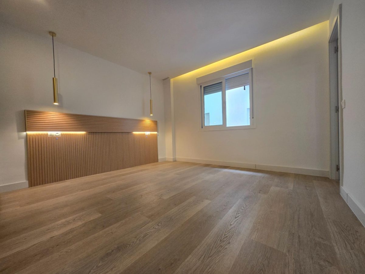 Fuengirola, Piso Reformado, 3 dormitorios, Garaje, Céntrico, Luminoso. — Foto 12