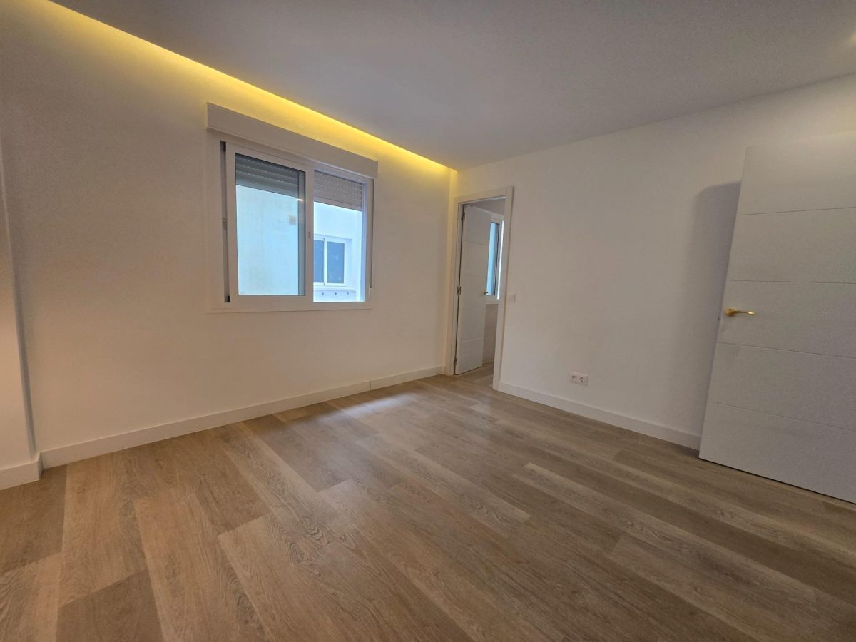 Fuengirola, Piso Reformado, 3 dormitorios, Garaje, Céntrico, Luminoso. — Foto 19