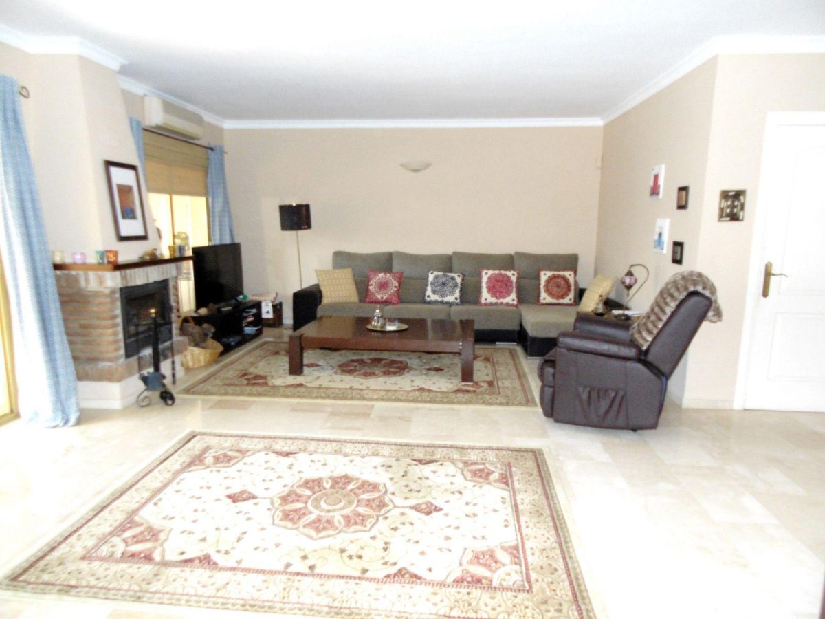 Villa pareada en la urb de la sierrezuela. Reforma a tu gusto. Una de las mejores  zonas residenciales junto a Fuengirola — Foto 29
