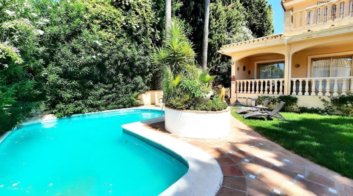 Villa pareada en la urb de la sierrezuela. Reforma a tu gusto. Una de las mejores  zonas residenciales junto a Fuengirola — Foto 2