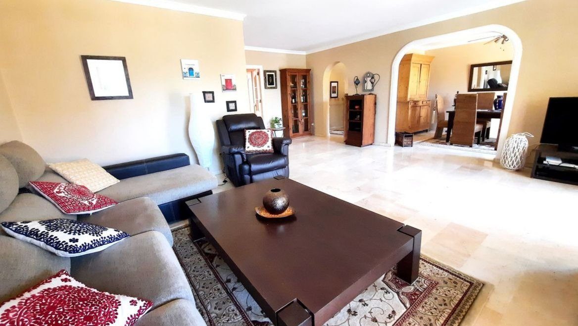 Villa pareada en la urb de la sierrezuela. Reforma a tu gusto. Una de las mejores  zonas residenciales junto a Fuengirola — Foto 3