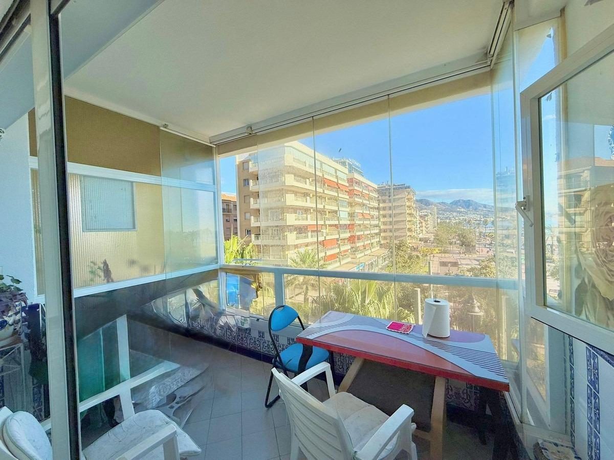 Estudio en venta en el Puerto de Fuengirola con terraza acristalada, vistas panorámicas y piscina — Foto 9