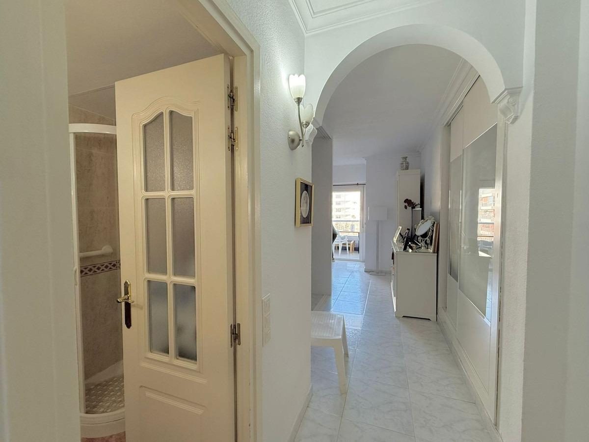 Estudio en venta en el Puerto de Fuengirola con terraza acristalada, vistas panorámicas y piscina — Foto 3