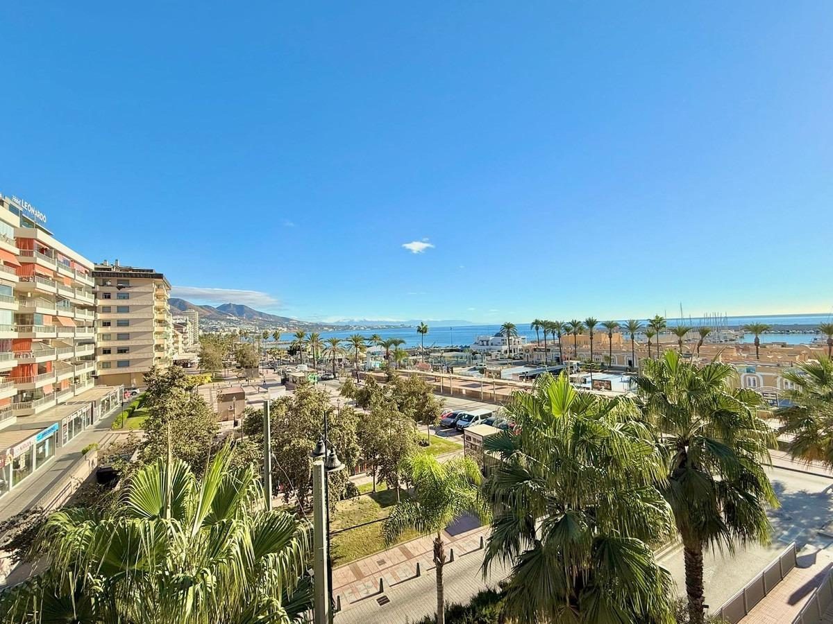 Estudio en venta en el Puerto de Fuengirola con terraza acristalada, vistas panorámicas y piscina — Foto 2