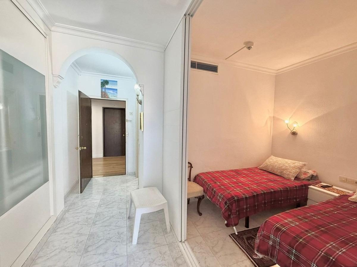 Estudio en venta en el Puerto de Fuengirola con terraza acristalada, vistas panorámicas y piscina — Foto 4