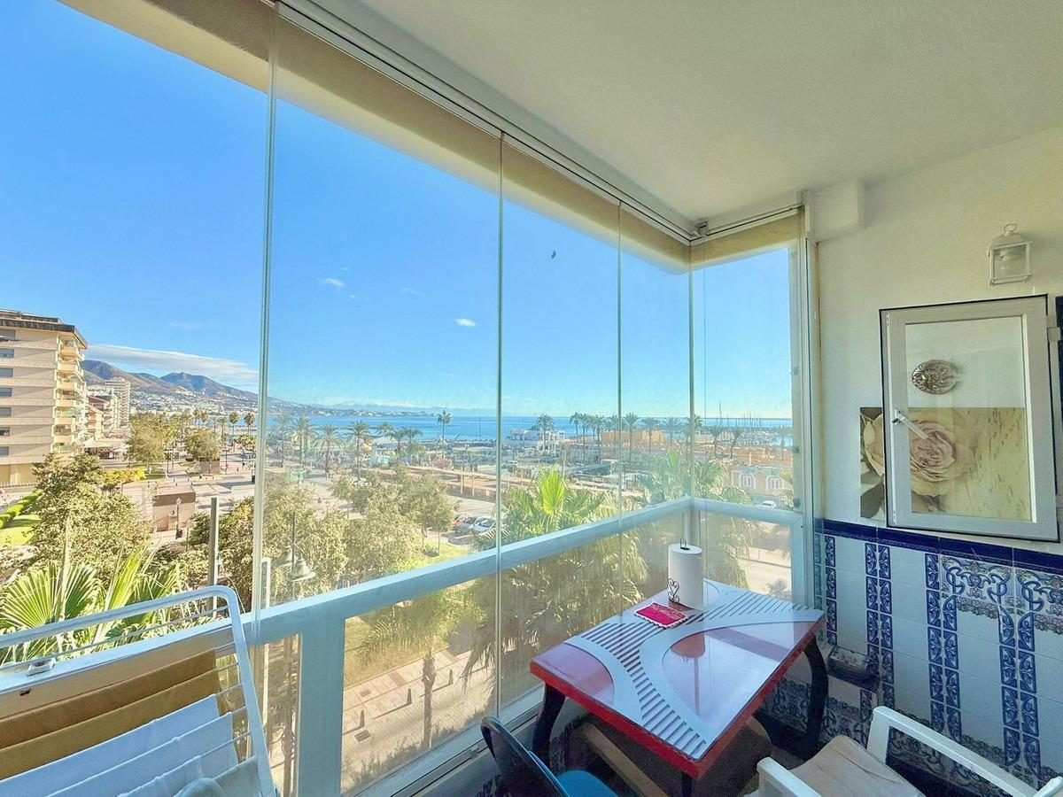 Estudio en venta en el Puerto de Fuengirola con terraza acristalada, vistas panorámicas y piscina — Foto 1