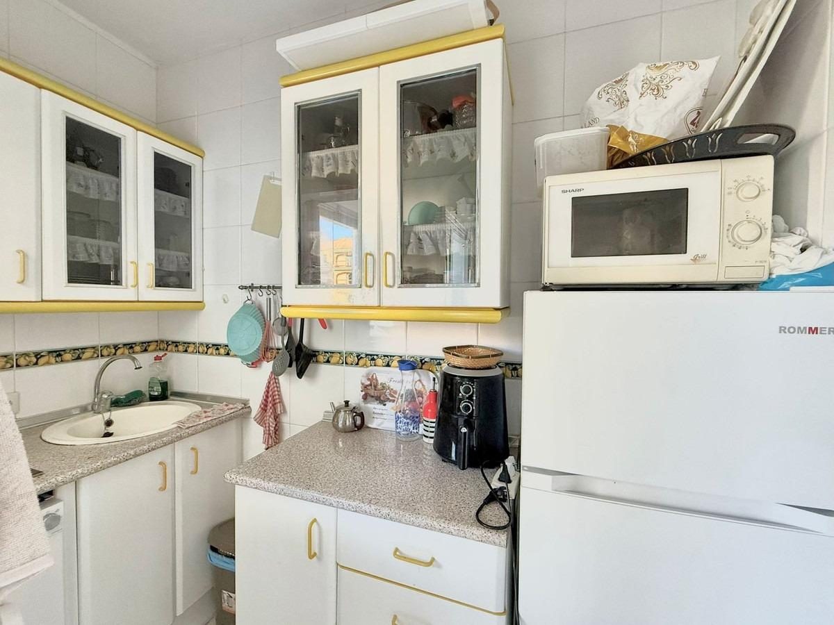 Estudio en venta en el Puerto de Fuengirola con terraza acristalada, vistas panorámicas y piscina — Foto 5